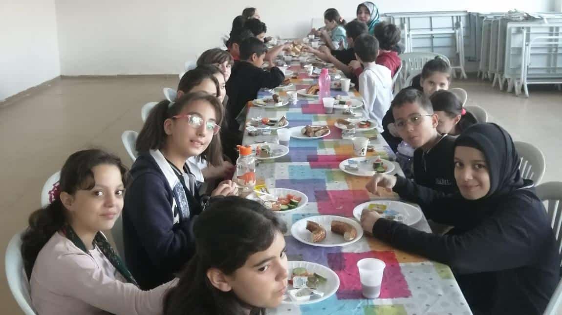 Velilerimizin de katıldığı  5. sınıf öğrencilerimizle kahvaltı etkinliği yaptık.